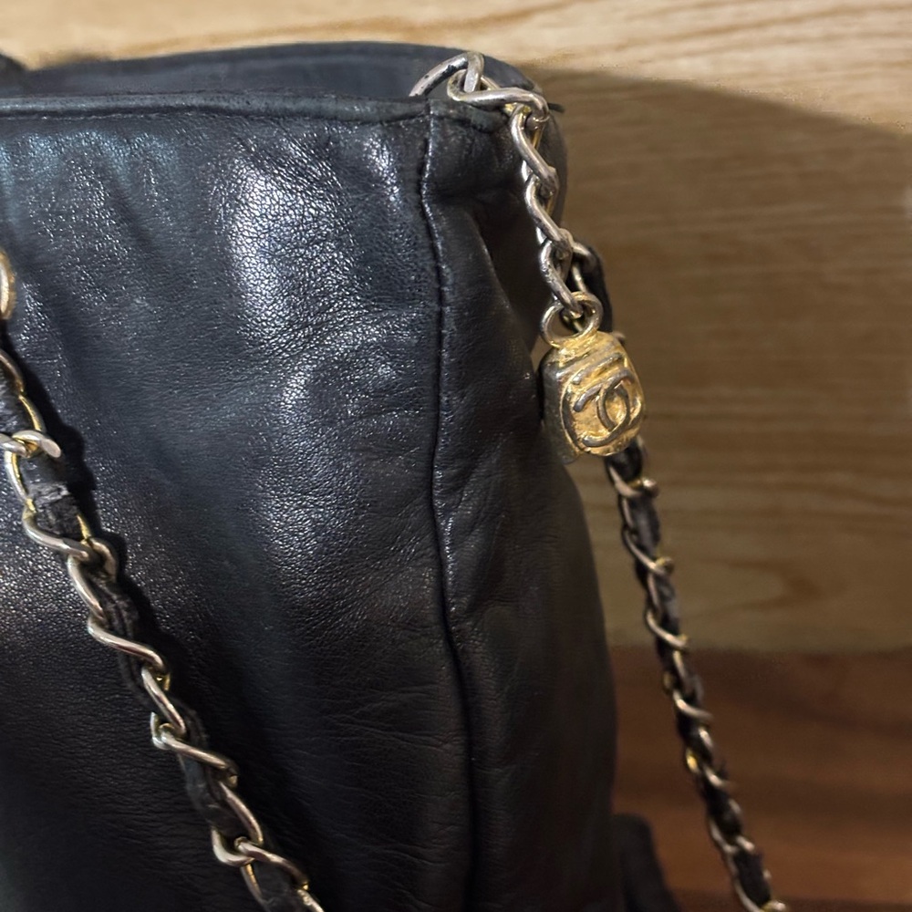 CHANEL Black Leather Shoulder Bag - Picture 3 of 11